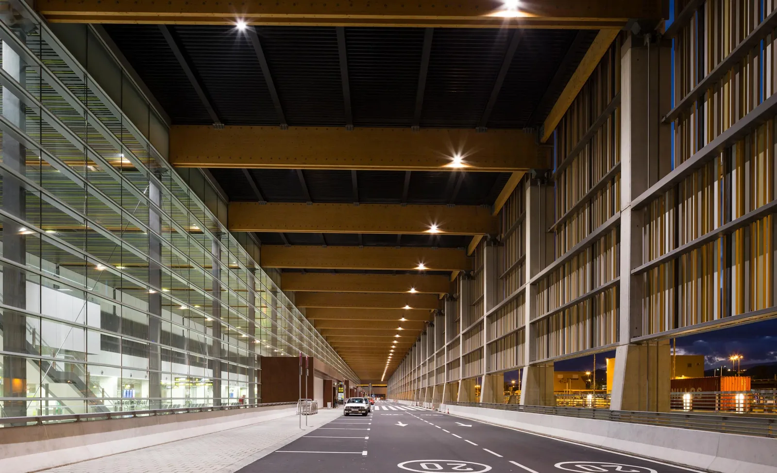 La zona de llegadas del aeropuerto de Gran Canaria, bajo la marquesina de la terminal