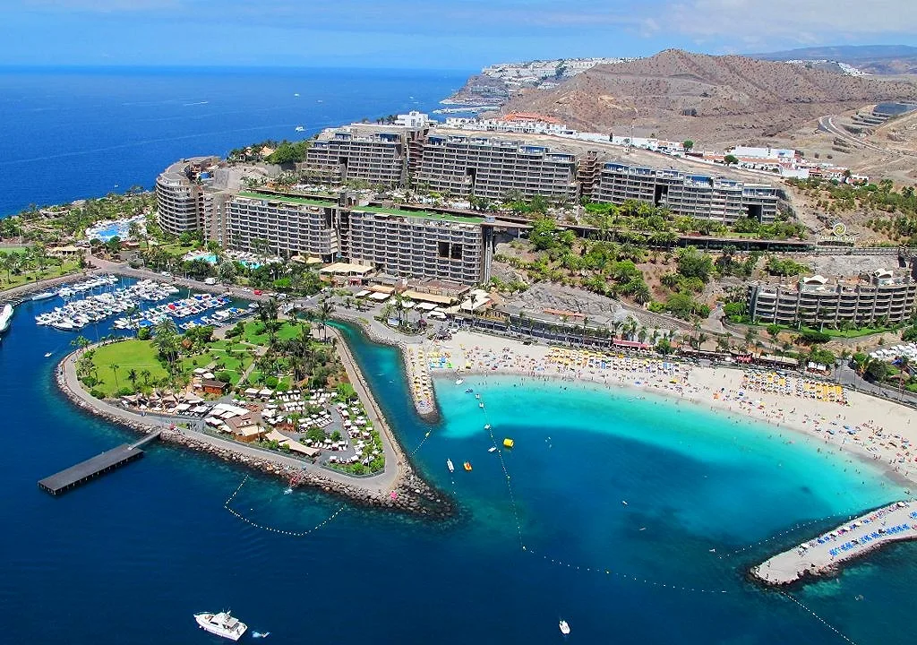 Anfi del Mar desde lo alto, con el puerto deportivo y la playa