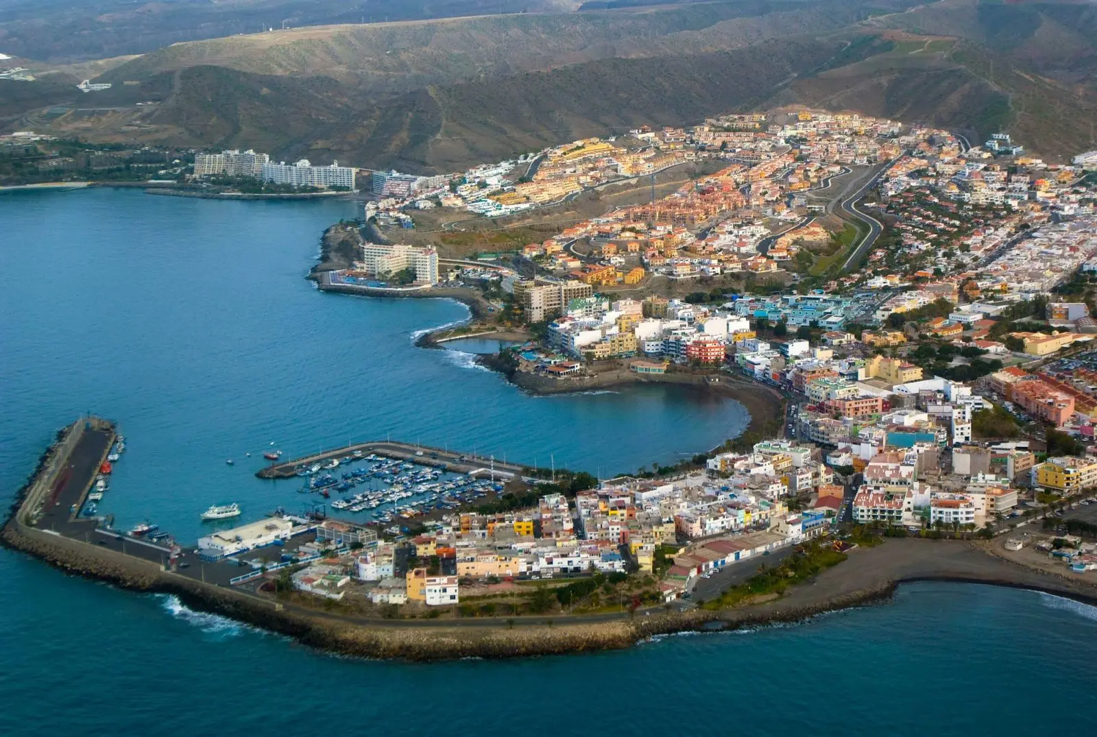 Arguineguín desde el aire: el puerto, la punta y el casco