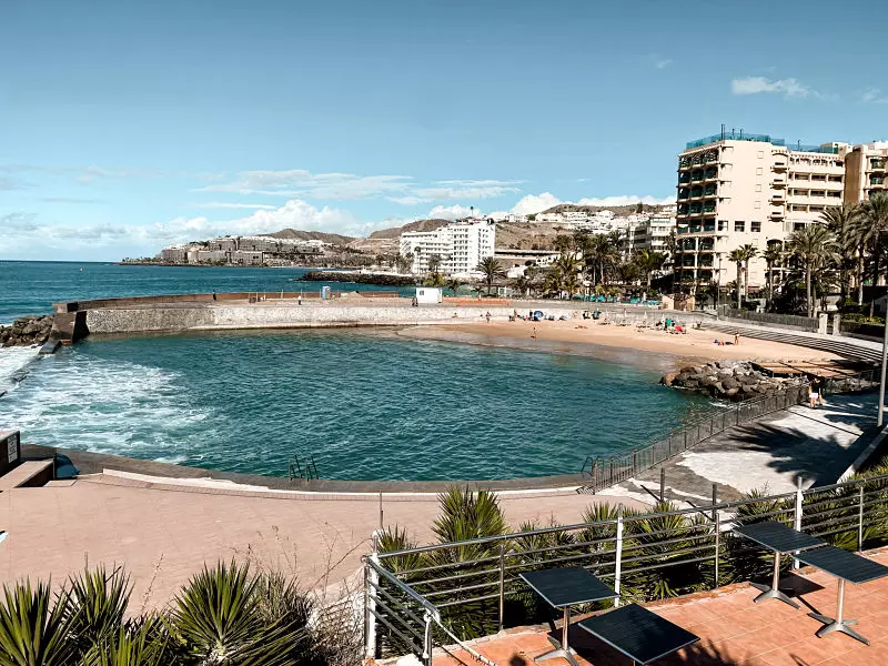 La playa urbana de Arguineguín con los edificios del pueblo detrás