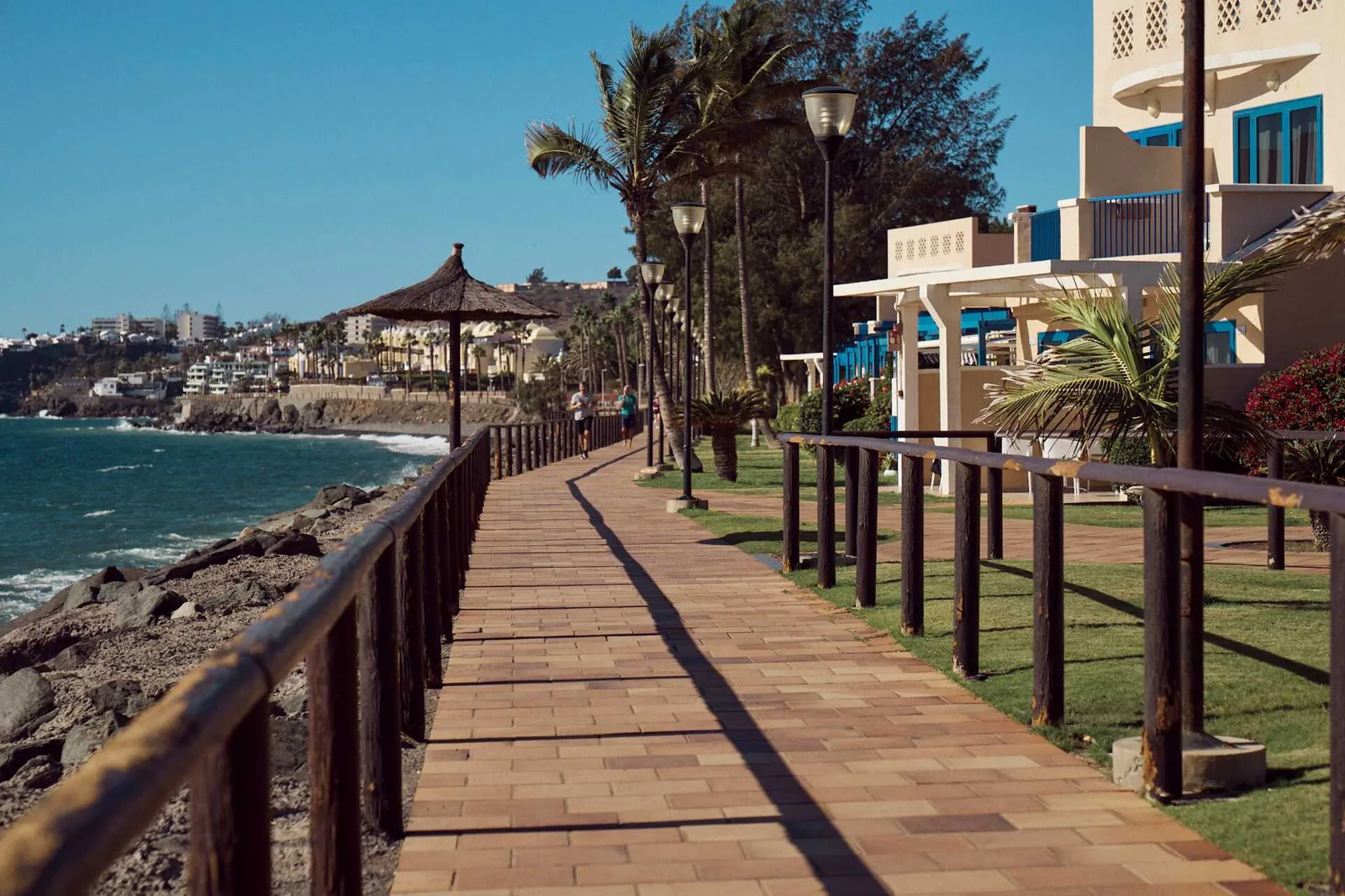 El paseo de madera de Bahía Feliz, junto al mar