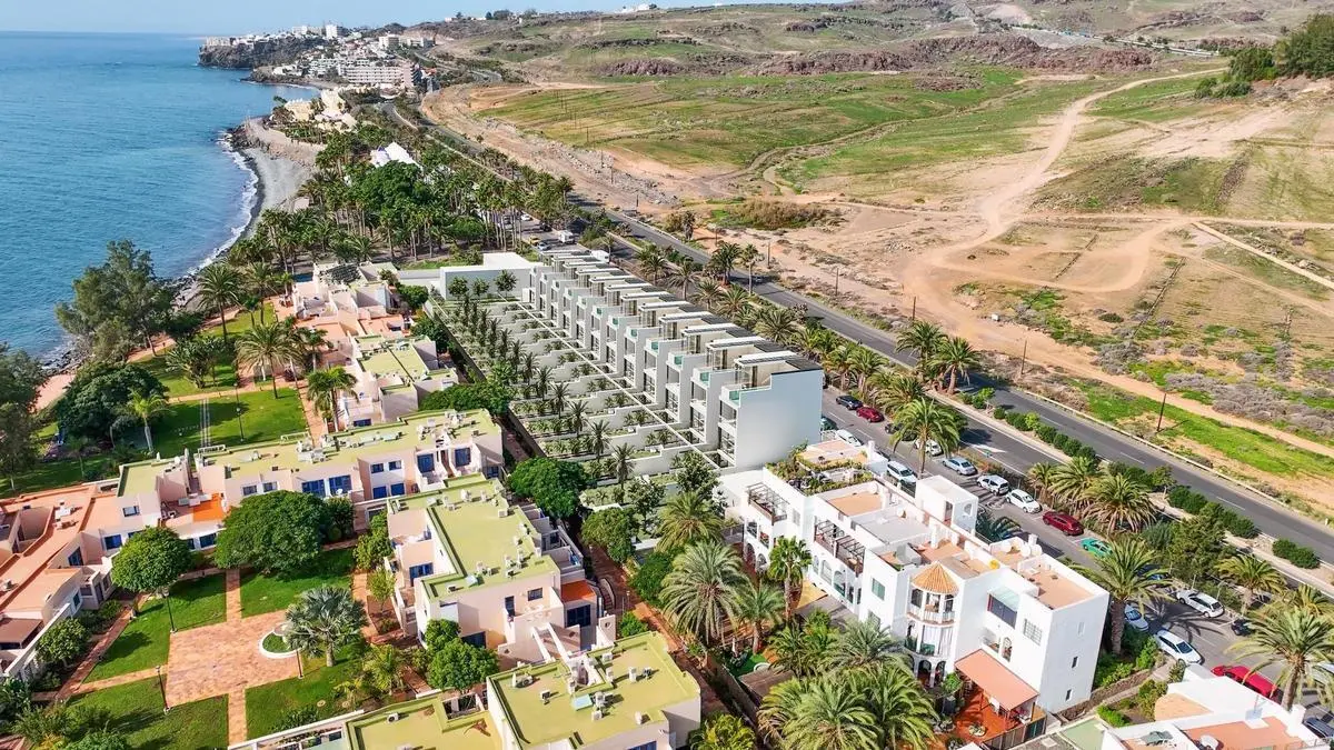 Bahía Feliz desde el aire, la urbanización blanca entre el mar y el barranco
