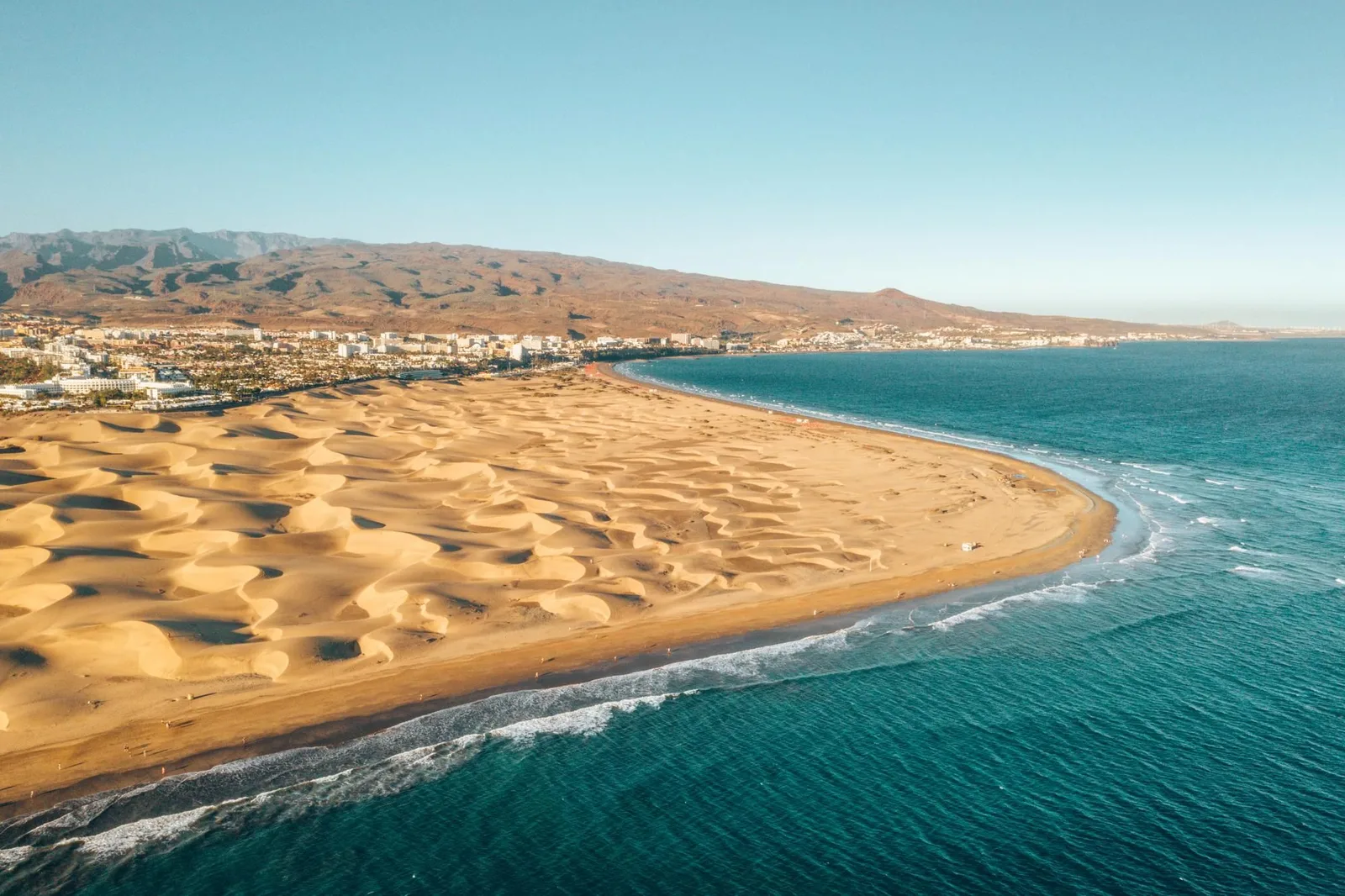 Las dunas de Maspalomas desde el aire, con la playa y el mar